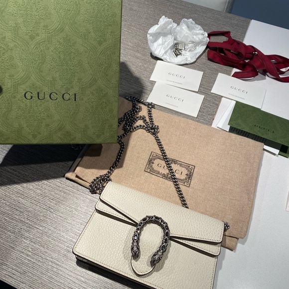 beautiful mini gucci on sale never wear it brand new come with everything !!!! - Picture 4 of 6